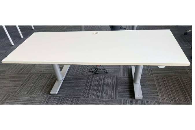 Kinnarps Height Adjust Desk 1800mm